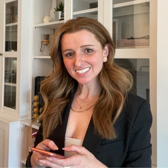 Meet your Posher, Jenn - Picture 1 of 1